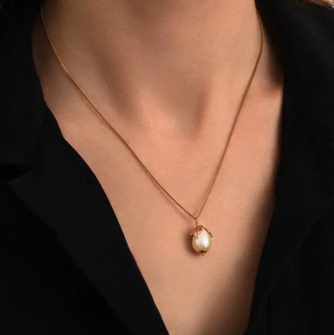 Lucy pendant necklace in fine gold-plated metal and cotton pearl - white