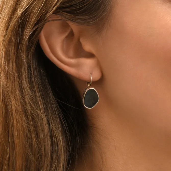 Noto thin sleeper earrings - black