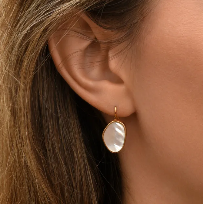 Noto thin sleeper earrings - mother-of-pearl
